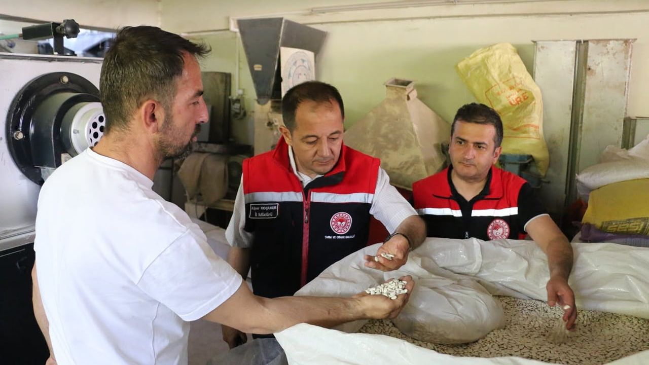 Koçaker Yalnızbağ Mahallesi'ndeki hububat ve bakliyat eleme tesisini inceledi