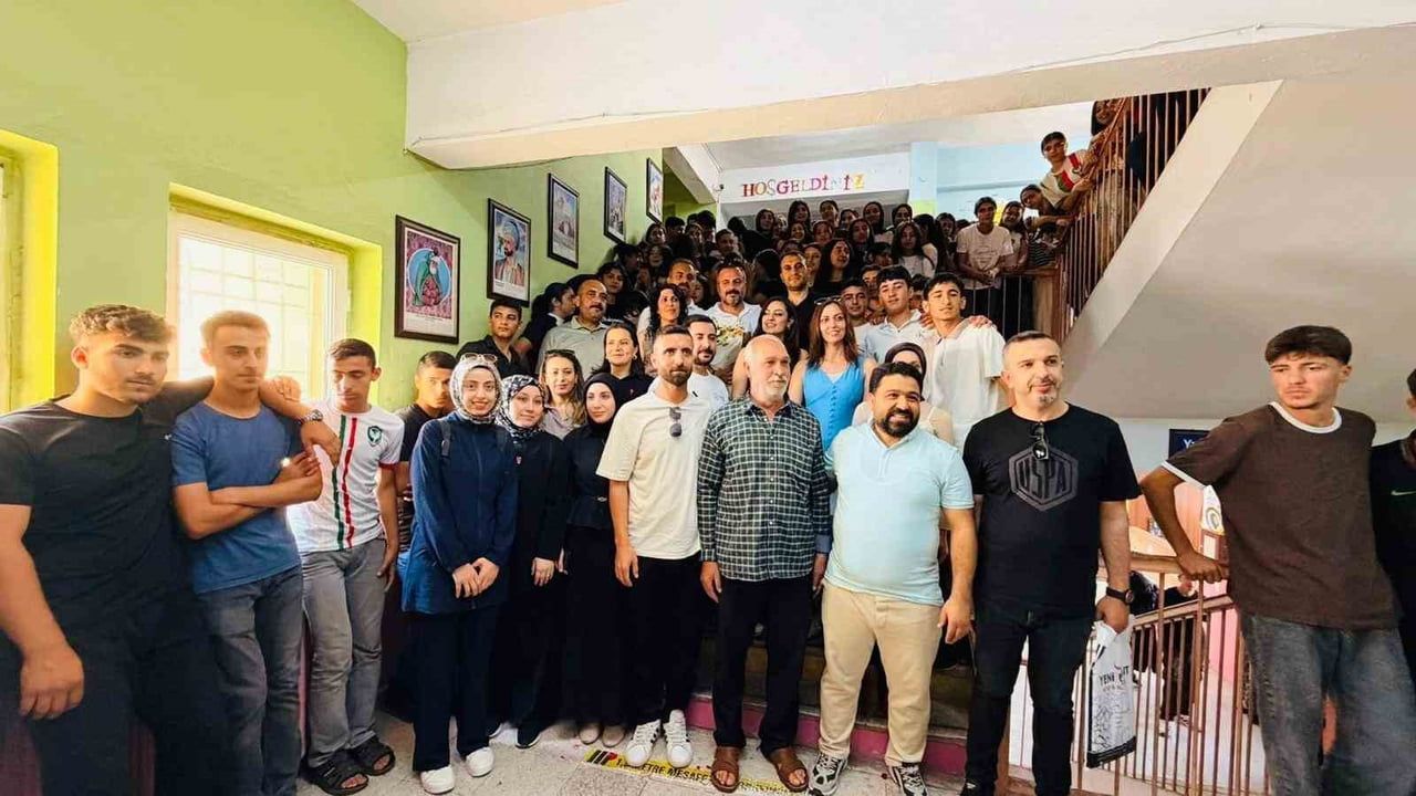 Kocaköy Çok Programlı Anadolu Lisesi'nden 20 yıllık müdür yardımcısı Ümit Yiğit alkışlarla uğurlandı
