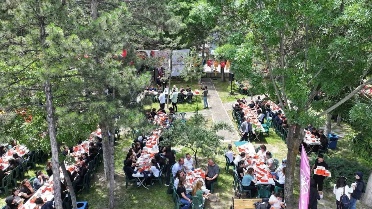 Kocasinan'ın 'Koca Burger' Programı Sümer Fen Lisesi'nde — Başkan Çolakbayrakdar: Gençlerin Hayallerine Dokunan Projeler Üreteceğiz