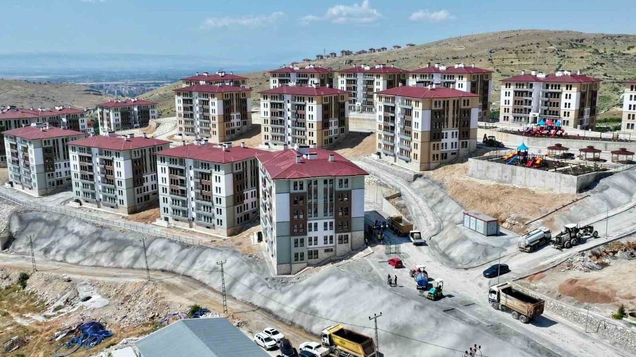 Konak'ta yeni yaşam: 516 TOKİ konutunda anahtar teslim ve yol çalışmaları