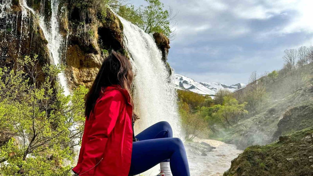 Konarlı Şelalesi 30 metreden dökülen suyu ve serin yayla atmosferiyle ziyaretçileri cezbediyor