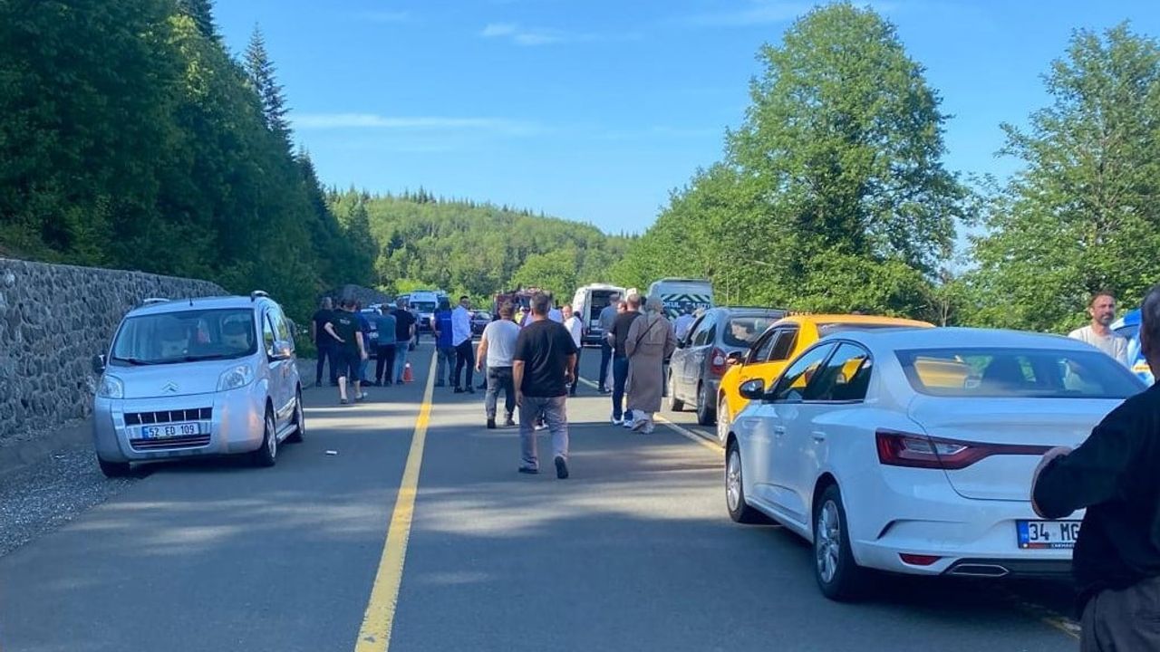 Kontrolden çıkan araç, park halindeki araca çarptı: 3 yaralı