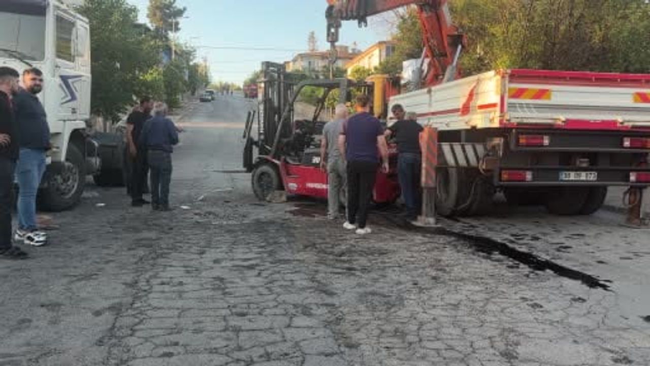 Kontrolden çıkan forklift yan yattı: 1 yaralı