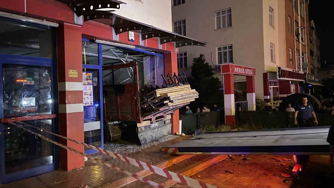 Kontrolden çıkan kamyon markete girdi: 1 ağır yaralı