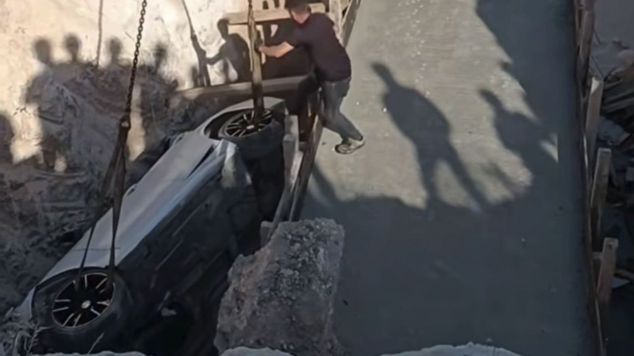 Kontrolden çıkan lüks otomobil köprü inşaatı çukuruna düştü