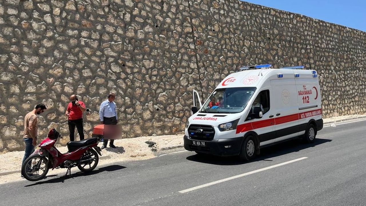 Kontrolden çıkan motosiklet devrildi: Besni'de sürücü yaralandı