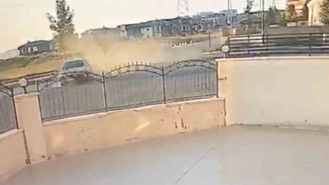 Kontrolden çıkan otomobil beş aracı teğet geçip duvara çarptı