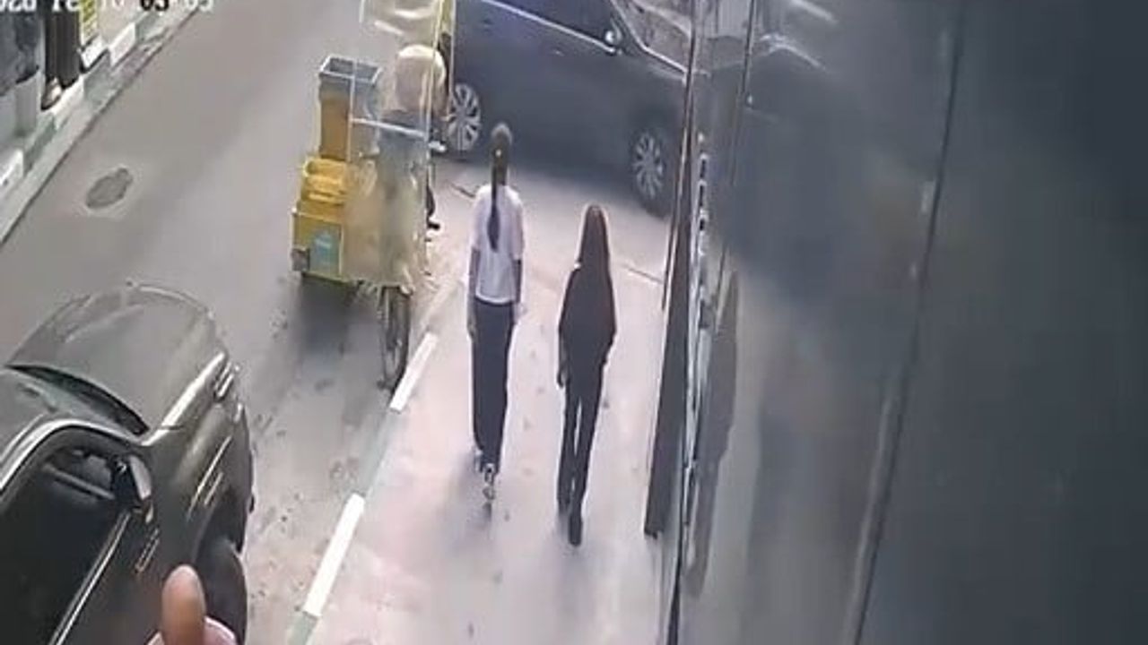 Kontrolden çıkan otomobil duvara çarparak durdu