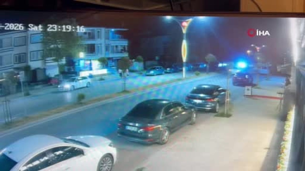 Kontrolden çıkan otomobil park halindeki araçlara çarptı