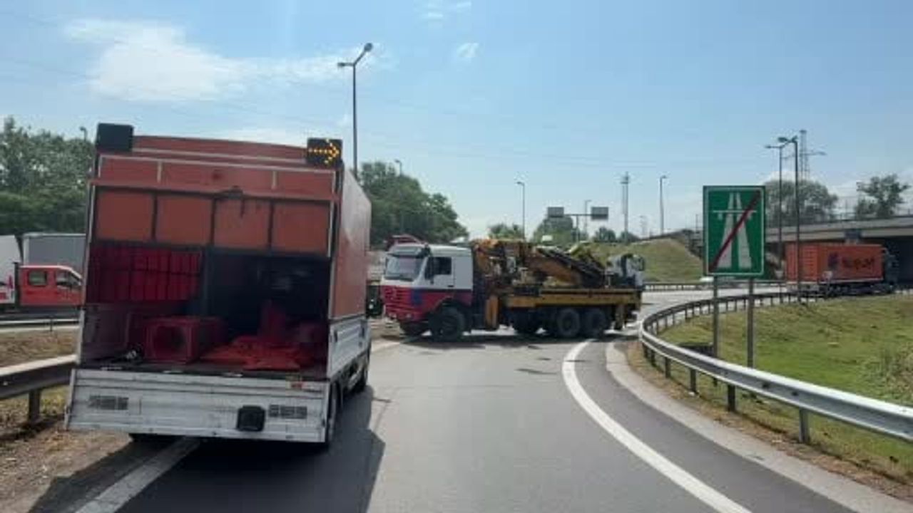 Kontrolden çıkarak devrilen tır Anadolu Otoyolu Sakarya bağlantı yolunda trafiği aksattı