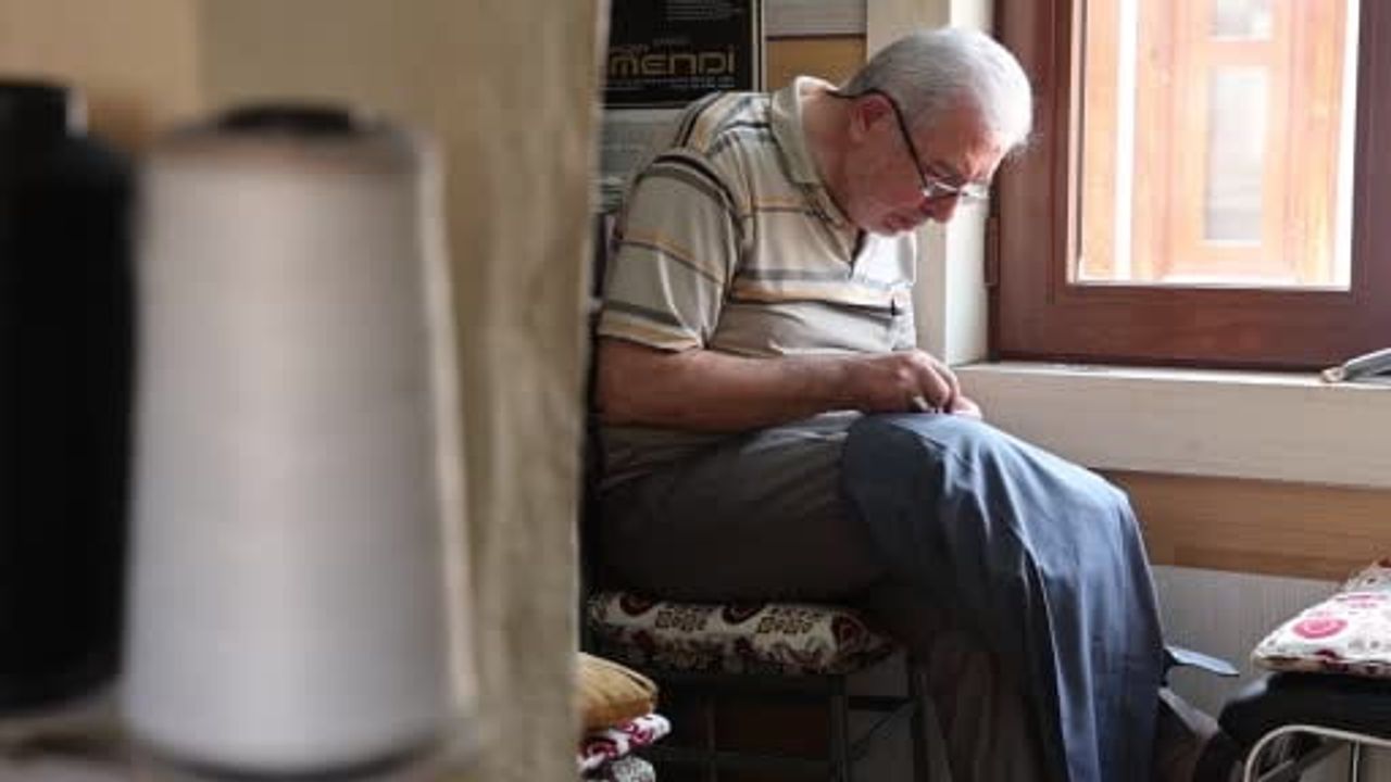 Konya'da 12 metrekarelik dükkanda 55 yıllık terzilik, 40 yıldır el örgüsüyle tamir