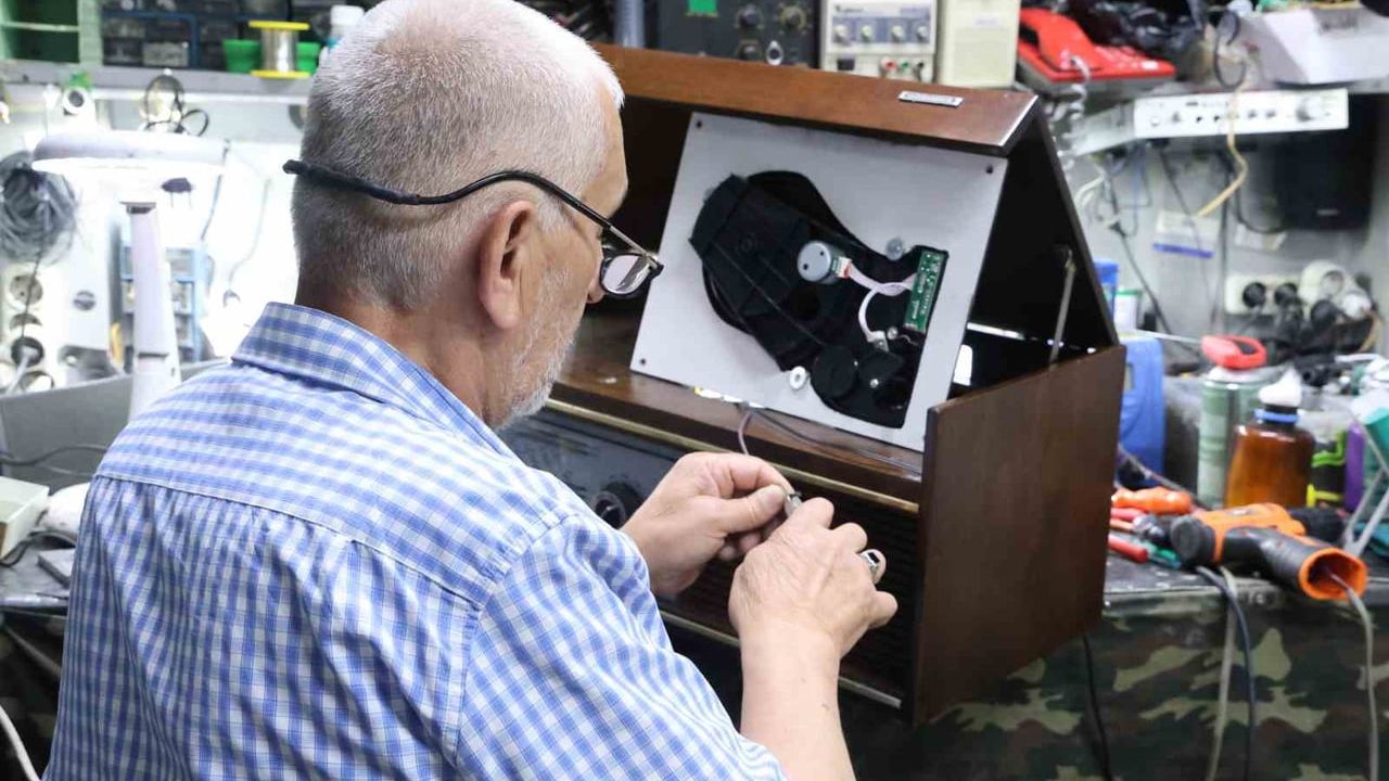 Konya'da 80-100 yıllık radyoları çalışır hale getiriyor