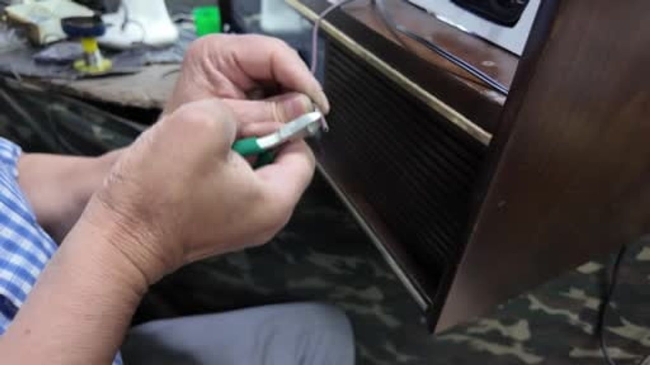 Konya'da asırlık elektronik cihazları tamir ediyor