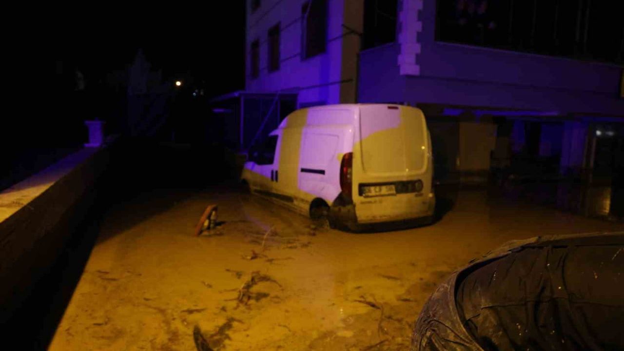 Konya'da dağlık alandan gelen sağanak sele yol açtı: Selçuklu'da iş yerleri ve yollar etkilendi