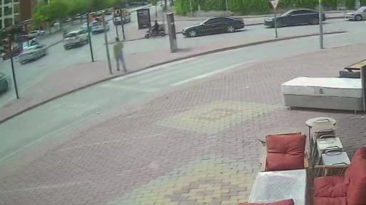 Konya'da kamyonetin çarptığı elektrikli bisikletten sürücü ve 3 çocuk yaralandı