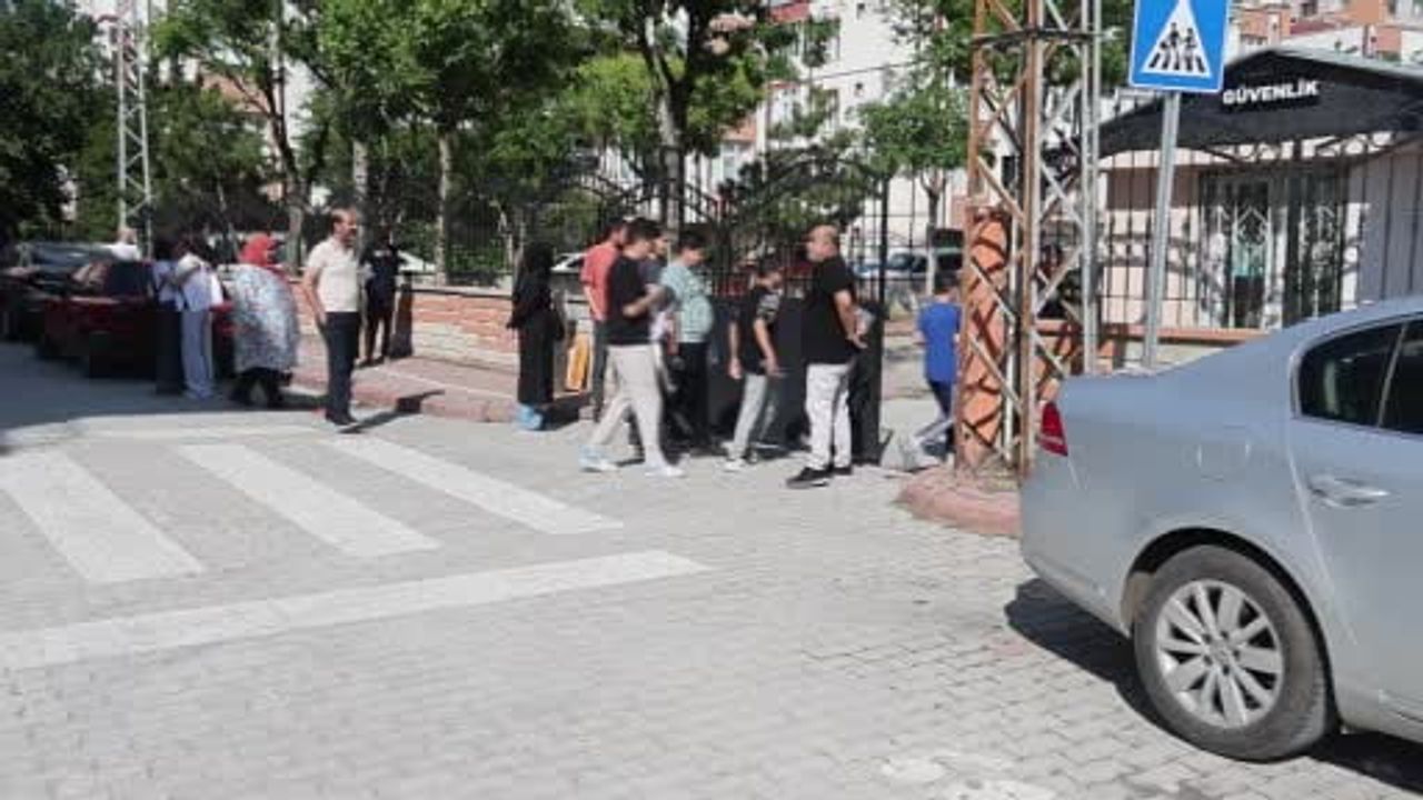 Konya'da LGS maratonunda veliler kamp sandalyeleriyle bekledi