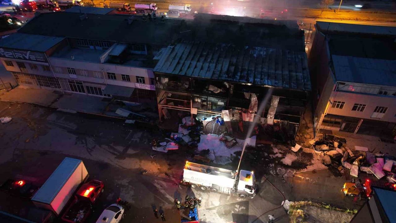 Konya'da mobilya fabrikası deposunda çıkan yangında itfaiye eri şehit oldu