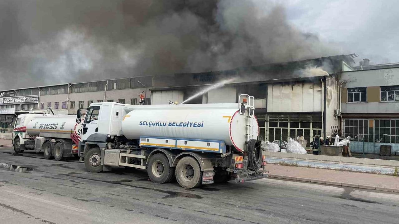 Konya'da mobilya fabrikası deposunda yangın: 1 itfaiye eri ve 1 kişi dumandan etkilendi