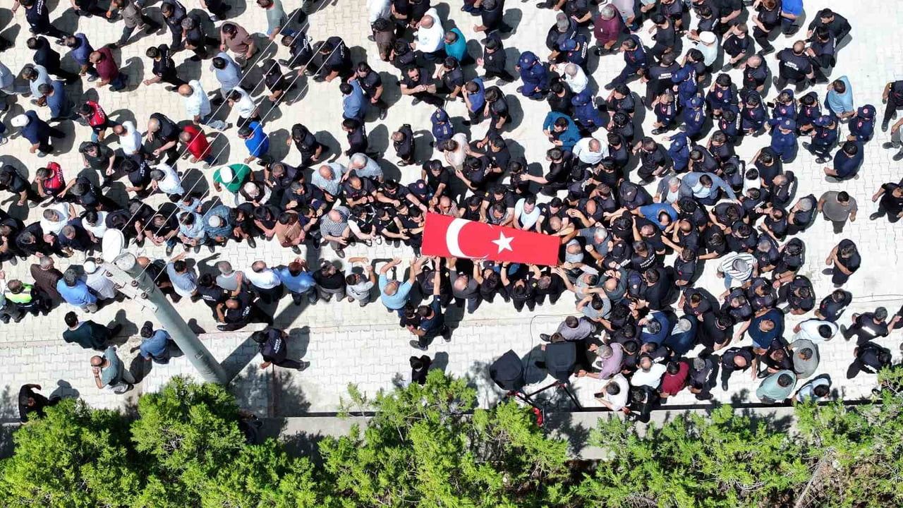 Konya’da müdahale sırasında şehit düşen itfaiye eri Mehmet Tekeli Sarayönü’nde son yolculuğuna uğurlandı