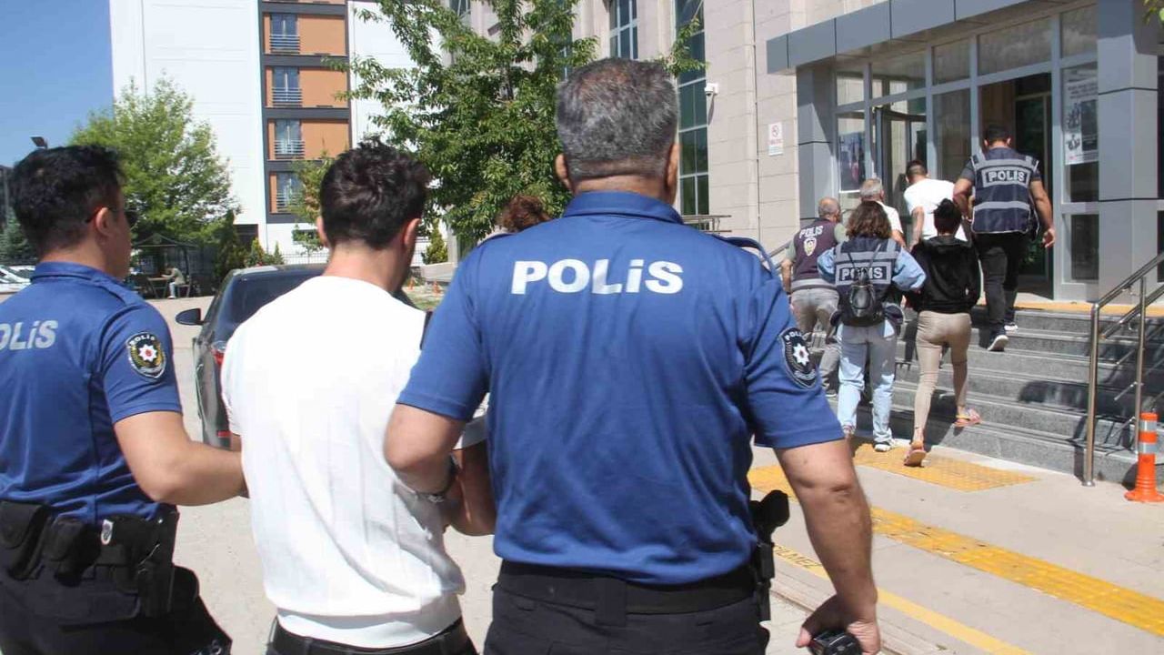 Konya'da sahte gram altınla dolandırıcılık: 5 şüpheli adliyeye sevk edildi
