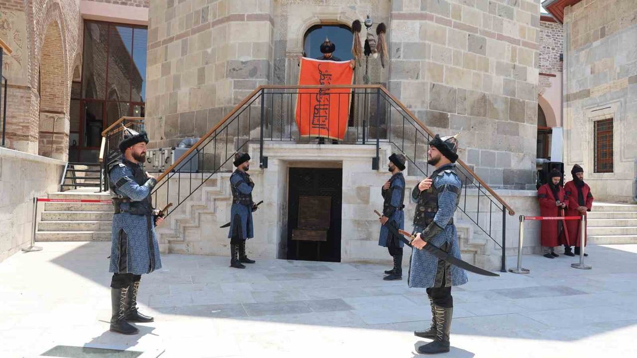 Konya’da sultanlar türbesi’nde saygı nöbeti değişimi