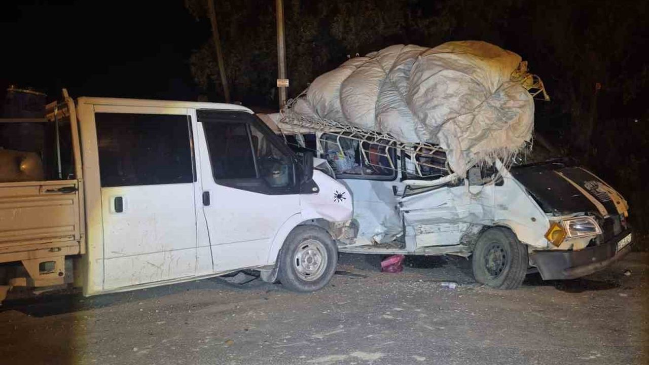 Konya Karapınar'da kamyonet ile minibüs çarpıştı: 7 yaralı
