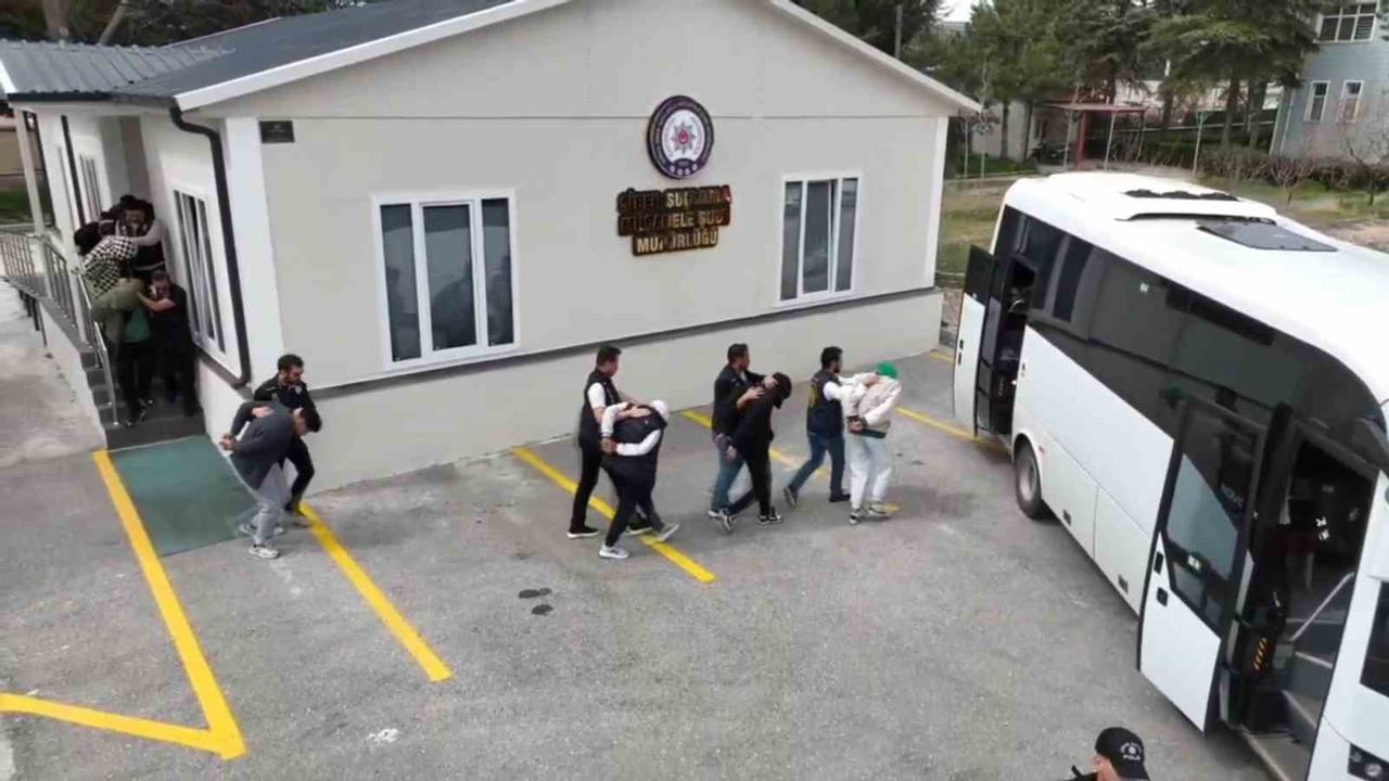 Konya merkezli yurt dışı bağlantılı siber dolandırıcılık operasyonunda 8 şüpheli tutuklandı