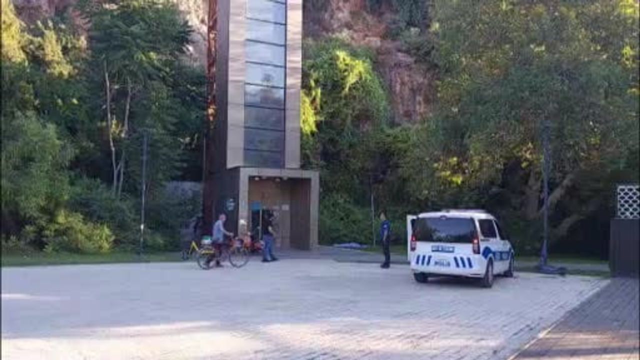 Konyaaltı sahili'nde panoramik asansörden düşen kişi yaşamını yitirdi