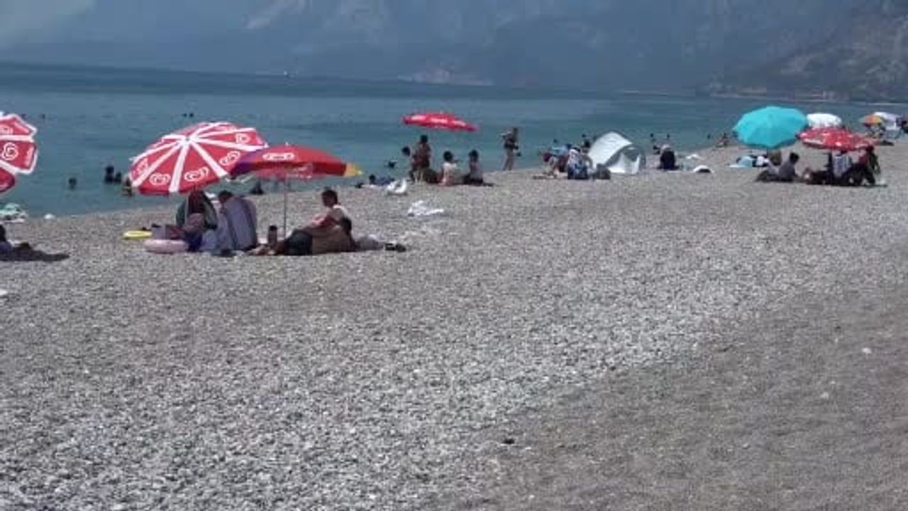 Konyaaltı sahilinde izmarit ve plastik kirliliği: profesörden uyarı