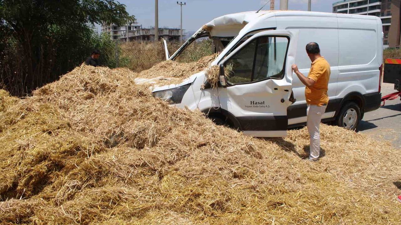 Köprüye takılan saman balyaları kamyonetin üzerine devrildi: 1 yaralı