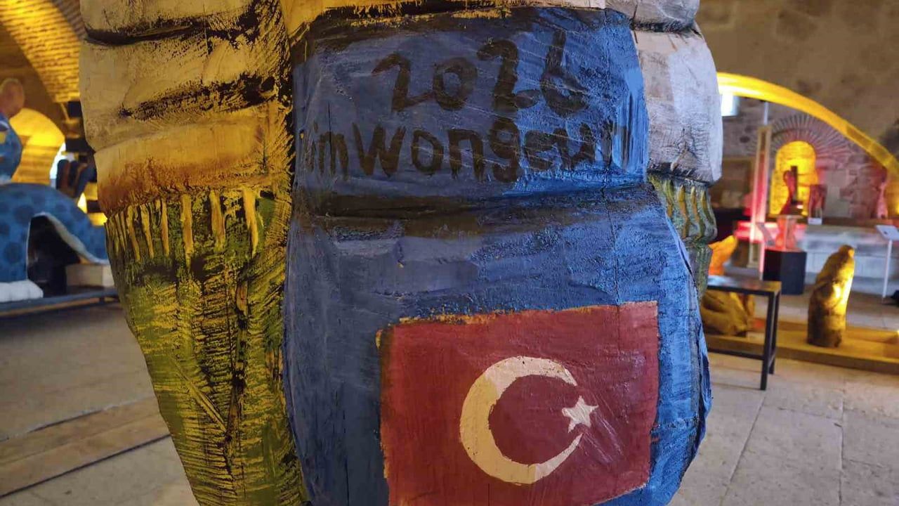 Koreli heykeltraştan kardeşlik vefası: eldivenlere Türk ve Kore bayrakları