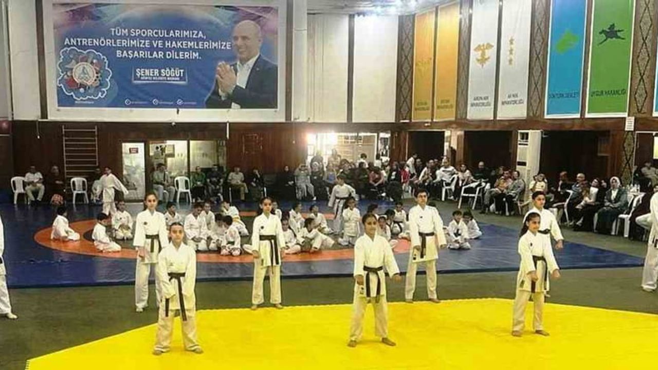 Körfez'de 45 karateci üst kuşağa terfi etti