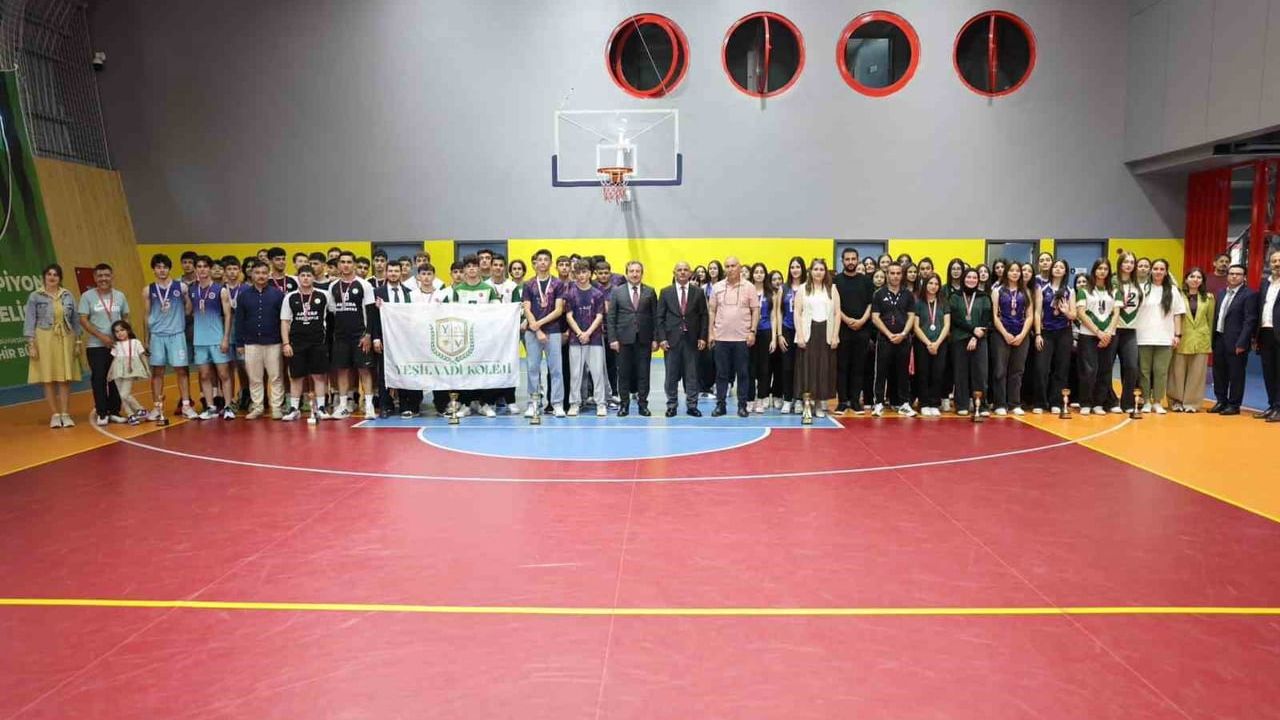 Körfez'de Liseler Arası Voleybol Turnuvası Ödül Töreni: Şampiyonlara Kupaları Verildi