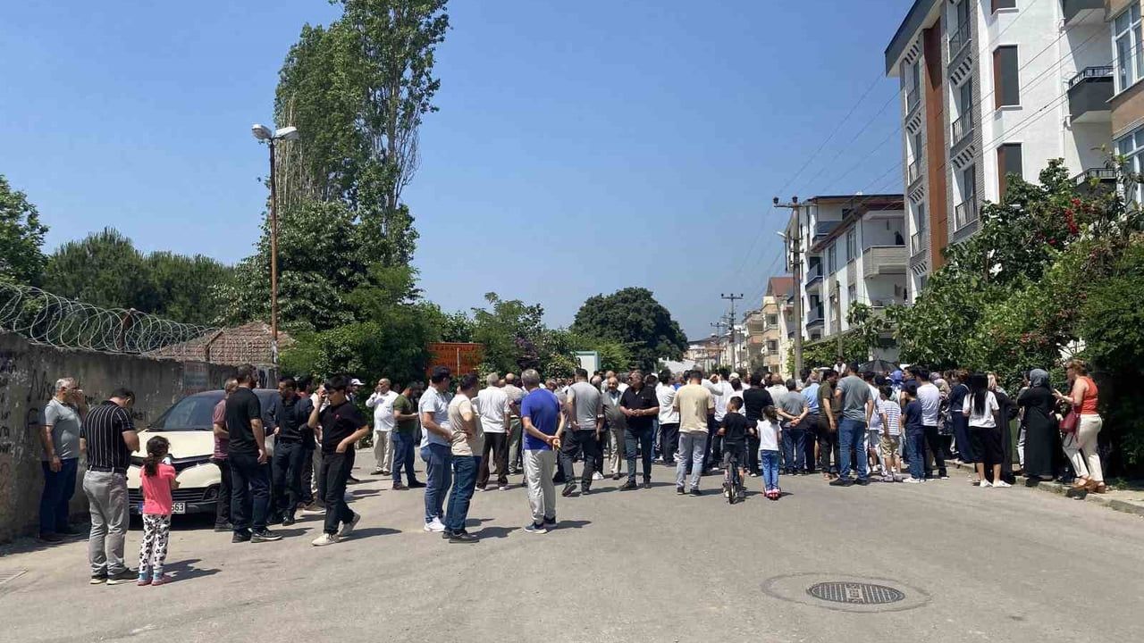 Körfez'de tır parkı tepkisi: Mahalle sakinleri projenin iptalini istedi