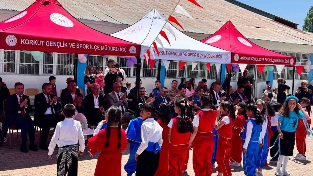 Korkut'ta 75. Yıl Merkez İlkokulu'nda yıl sonu şenliği: öğrenciler gösteri ve yarışmalarda yeteneklerini sergiledi