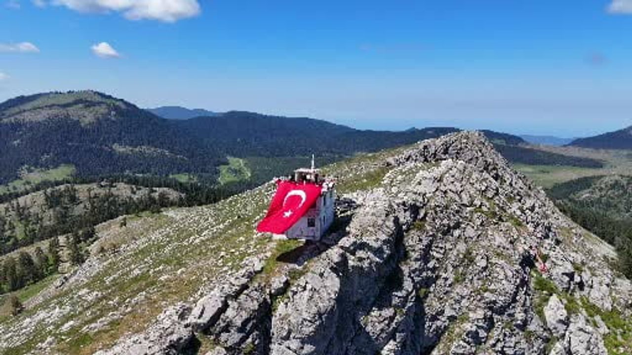 Koru Yaylası'nda off-road tutkunları bin 850 rakımda Türk bayrağı dalgalandırdı