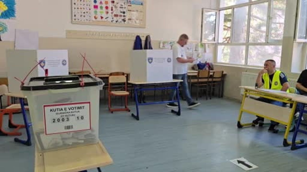 Kosova'da 18 ayda üçüncü genel seçim: Oy kullanma işlemi başladı