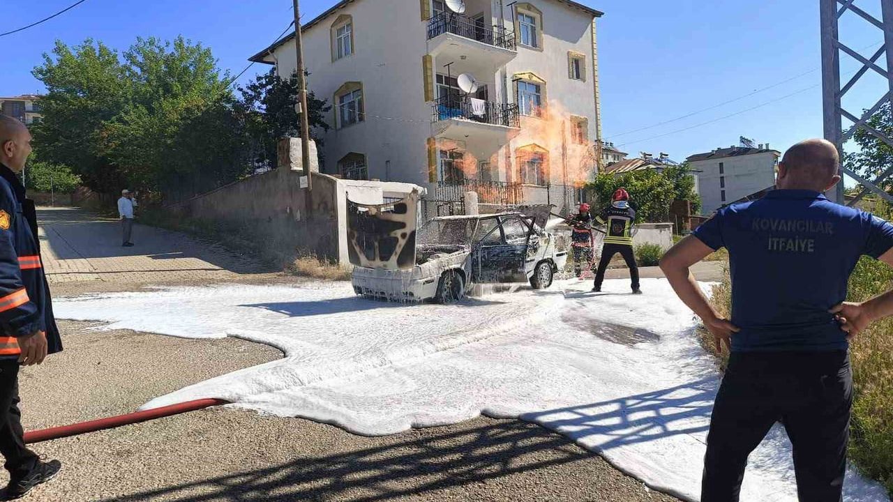 Kovancılar’da motor bölümünden alev alan otomobil itfaiye tarafından söndürüldü