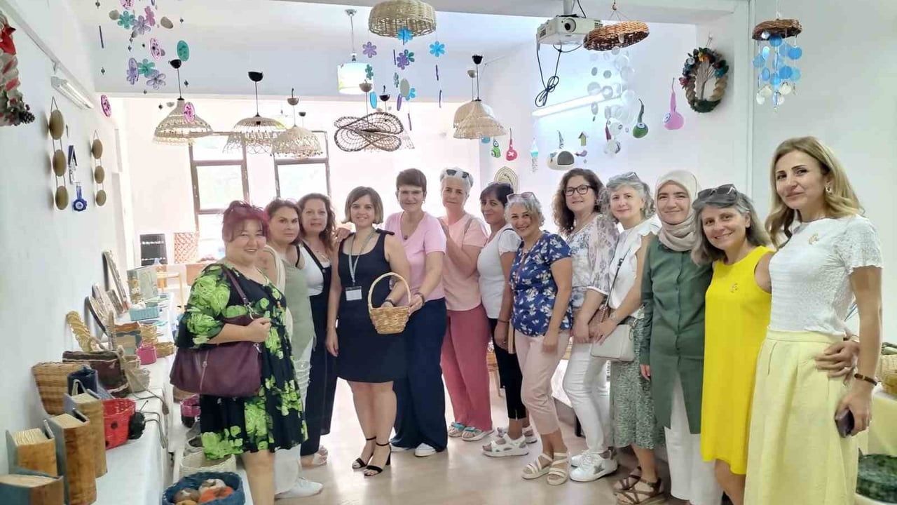 Köyceğiz'de 'Kâğıdın Dönüşüm Yolculuğu' Sergisi: Atık Kağıtlar Sanata Dönüştü