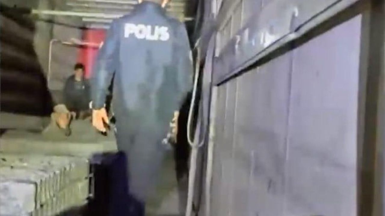 Koyulhisar'da iki tırda 27 düzensiz göçmen yakalandı
