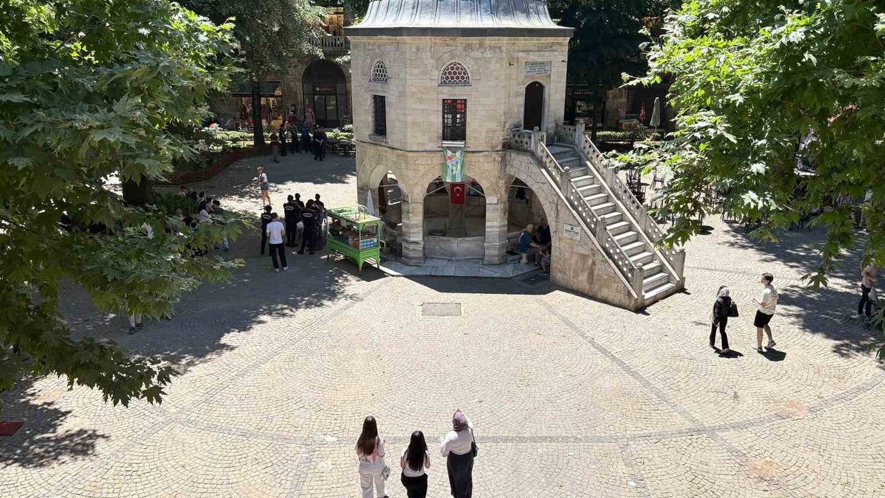 Kozahan avlusunda masa ve sandalyeler yeniden toplatıldı
