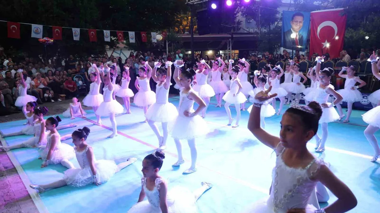 Kozan Belediyesi'nin yaz şenliğinde gençlerin gösterisi beğeni topladı