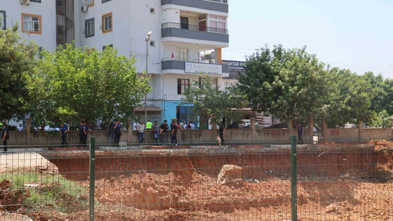 Kozan'da itfaiye binası için apartmanın istinat duvarı yıkıldı; sakinler hukuka başvurdu