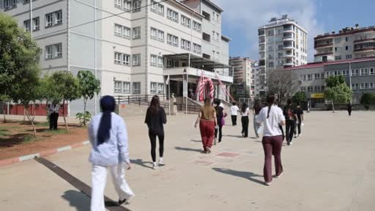 Kozan'da kimliğini unutan öğrenci polis yardımına rağmen sınava yetişemedi