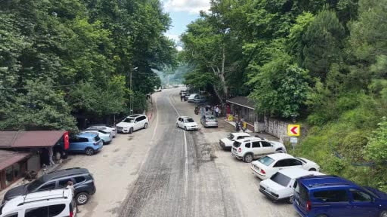 Kozan’da mesire alanları doldu, mangal dumanları gökyüzüne yükseldi