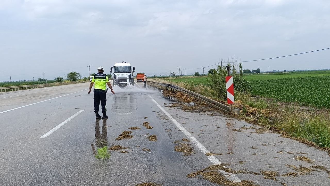 Kozan'da saman yüklü pikap alev aldı: Sürücü ve iki yolcu son anda kurtuldu