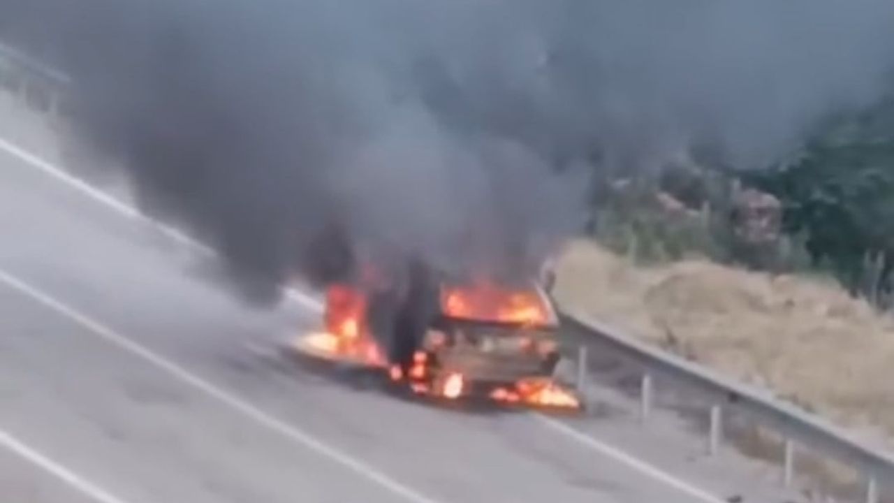 Kozan’da seyir halindeki otomobil alev aldı, 13 yaşındaki Ömer yardım çağrısı yaptı