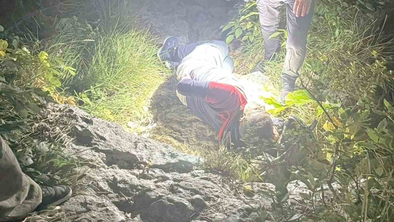 Kozlu'da kayalıklardan düşen amatör balıkçı kurtarıldı