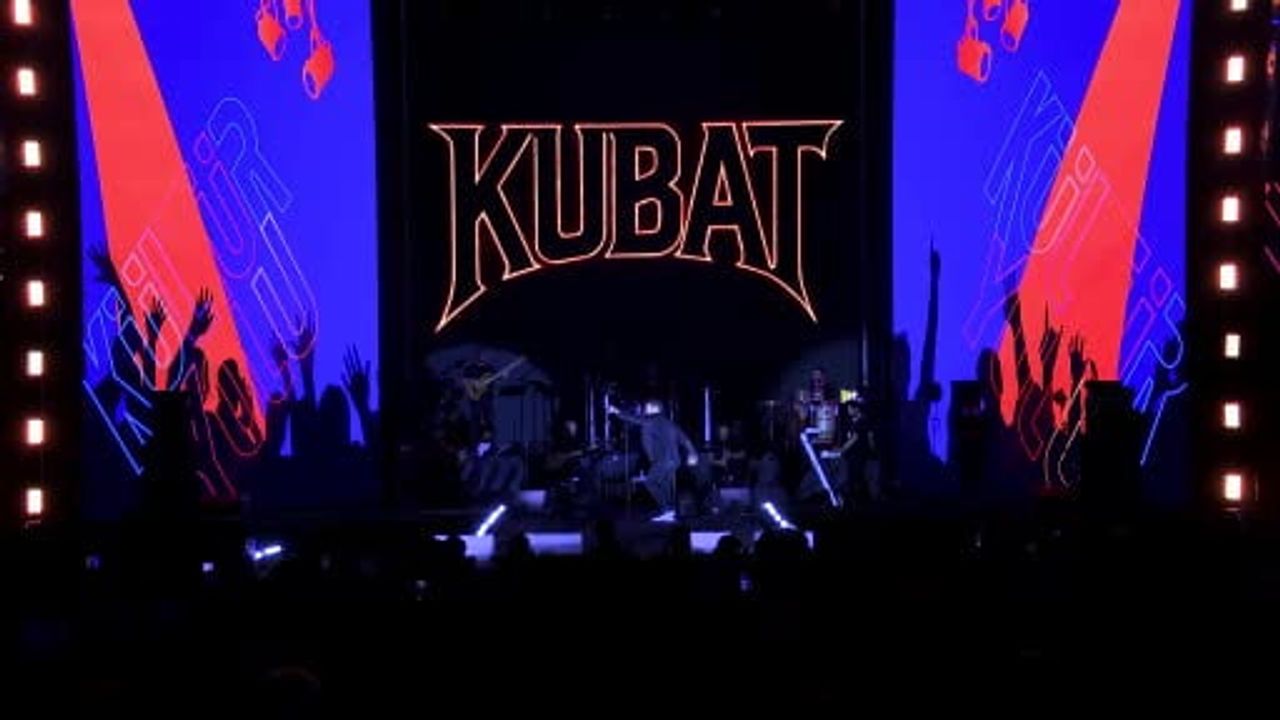 Kubat, Manisa Kültür Yolu Festivali'nde türkü dolu bir gece yaşattı