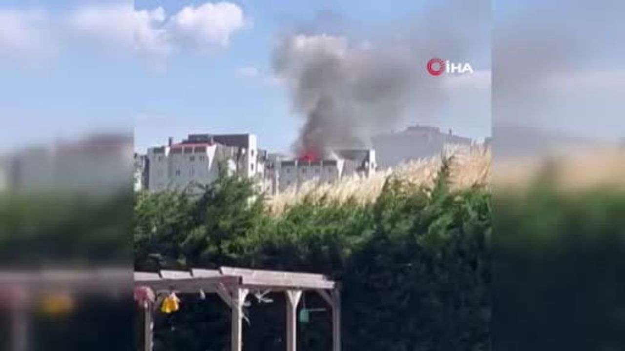 Küçükçekmece Atakent'te sitenin en üst katında yangın çıktı